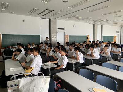 真剣な表情でスタッフのお話を聞いています