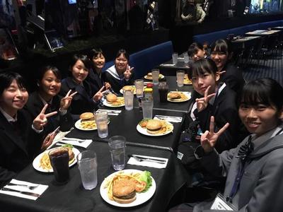 ③昼食にはアメリカンザイズのハンバーガーが！