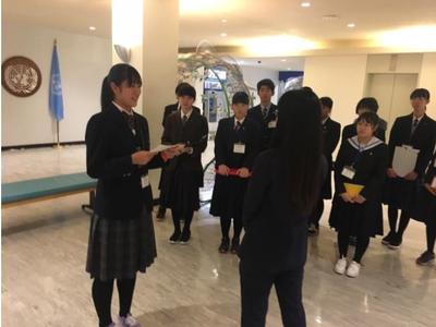⑥国連事務局の方へ、代表挨拶をする本校の福田さん