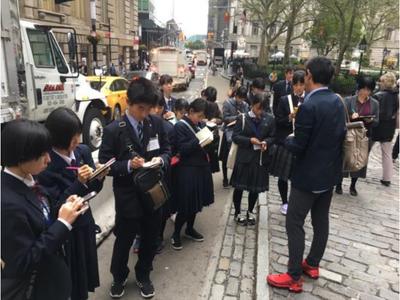 ②ニューヨーク市内にて、ガイドの加世谷さんから説明