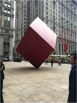 ④モニュメント「不安定な金融世界」