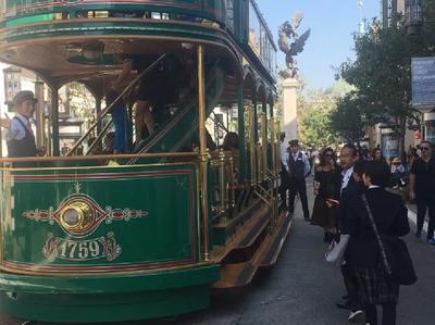 ①３日目ロサンゼルスにて　おしゃれな二階建て電車で移動