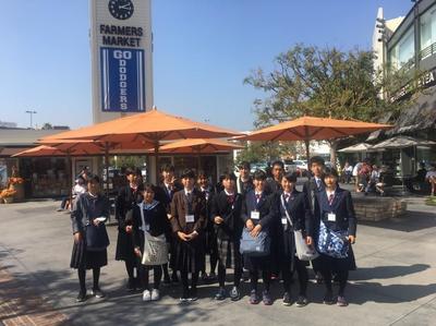 ②ファーマーズマーケット（もともとは農家の人達が、新鮮な野菜や果物を持ち寄って始めた市場で、安さと新鮮さが評判を呼んで地元の人や観光客までが集うようになった）