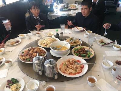 ⑨夕食の中華料理を囲んで