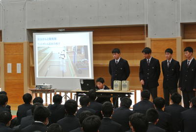 ペットボトルを回収するロボットの様子です