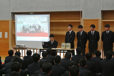 優勝を目指して頑張ってください、と檄を飛ばしています