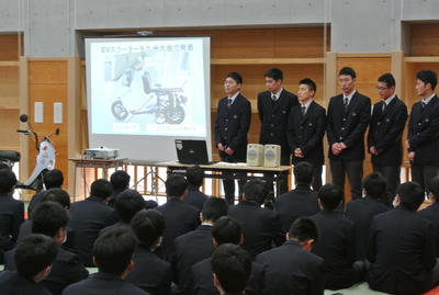 電動スクーターの説明をしています