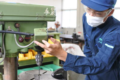 ボール盤による穴開け加工です