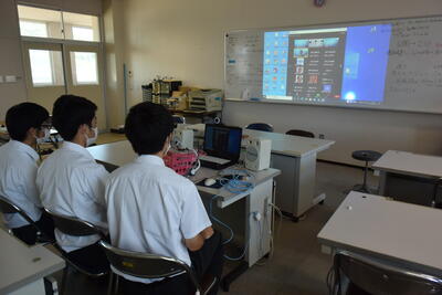 緊張の質疑応答の様子