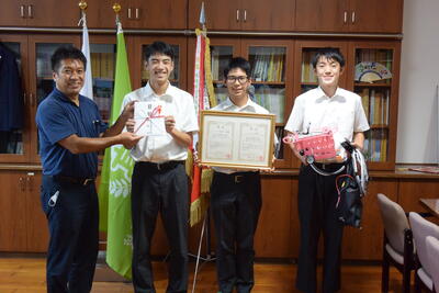 機械科の西川君、小川君、中村君に激励金が渡されました