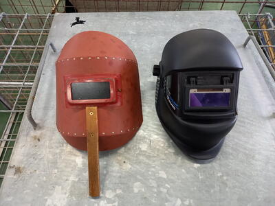 右が自動溶接遮光面