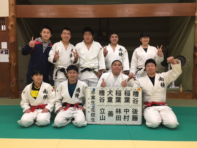 卒業生チーム対在校生チームで団体戦をおこないました。