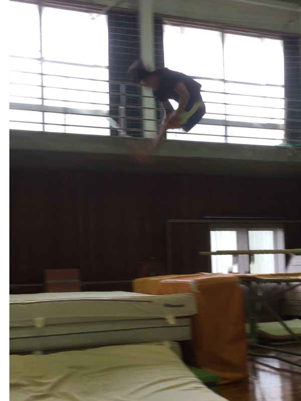 トランポリンで前方屈伸2回宙返りの練習