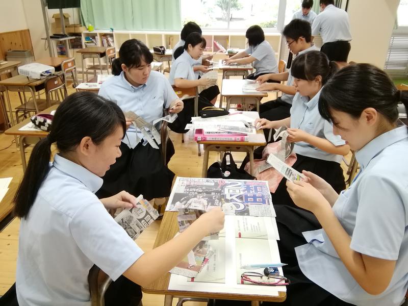 新聞紙を使ってのグループワーク