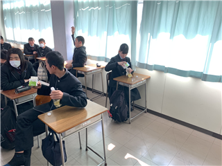 ペットボトルに油・水・石けんの素を入れる