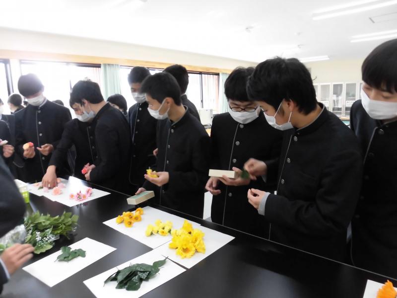 花を選ぶ生徒たち