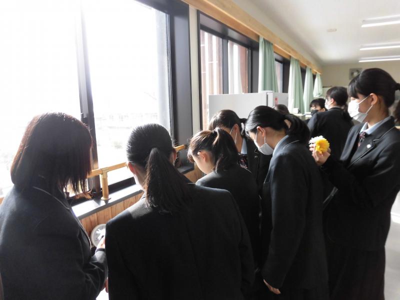 花を選ぶ生徒たち