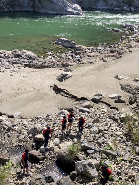 石を拾ってかまどを作る