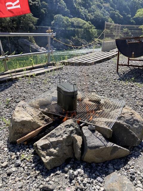 手作りかまどと薪を割って起こした火で