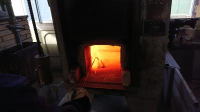 重油炉で１０００℃程度に加熱します。