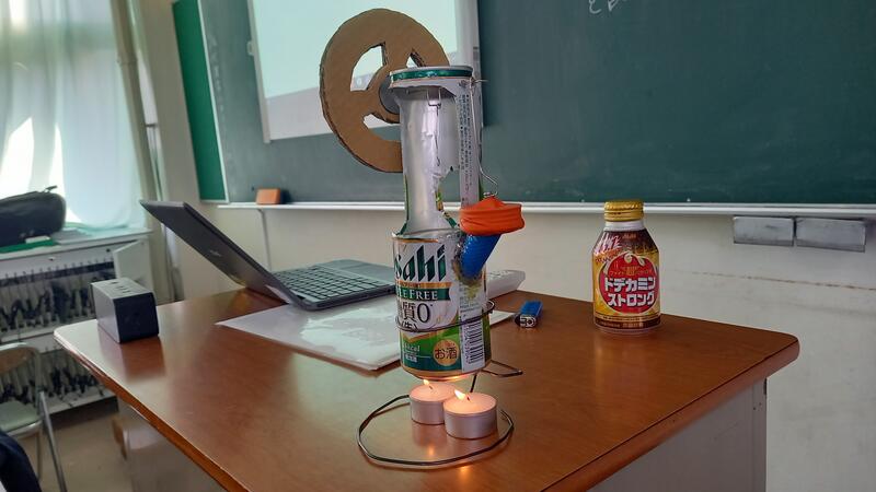先生が製作されたスターリングエンジン　ろうそくの火をうけ、ポコポコと動き出す
