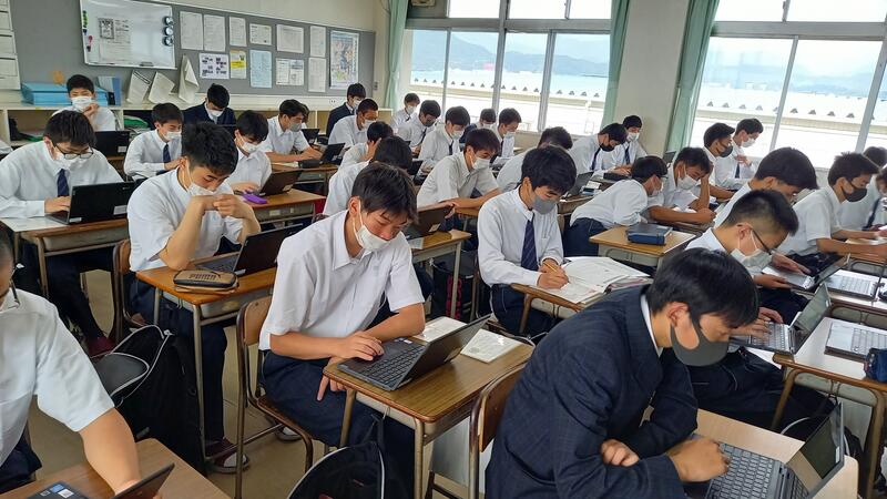 一人一台端末を活用した交通安全クイズに挑戦