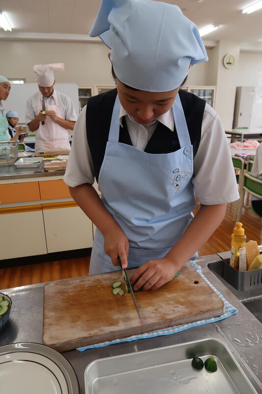 キュウリを切っているところ