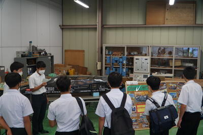 全国優勝のエコ電カーを説明する本校生徒