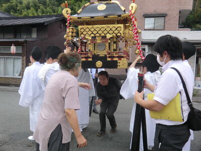 神輿の下を往復するとご利益が！