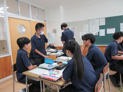 切り抜いた新聞記事を発表！