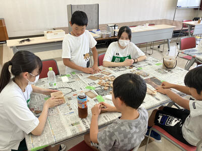 「森のかけらのお守り」を製作中