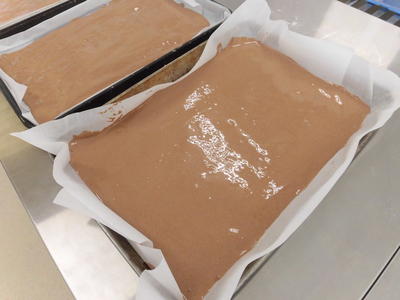 生地を型に流し込みました