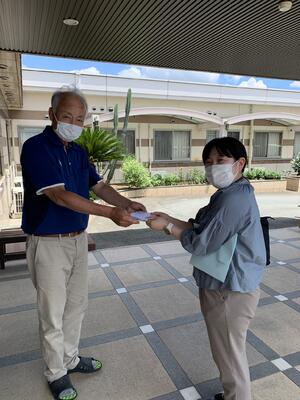 施設長様に受け取っていただきました