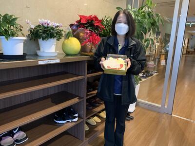 スタッフの方にお受け取りいただきました