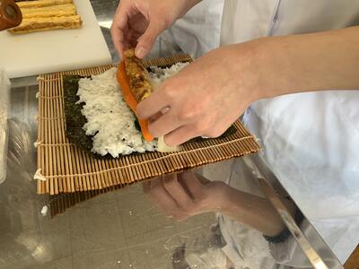 飯の中心に具を置くと初心者でも巻きやすいのです！