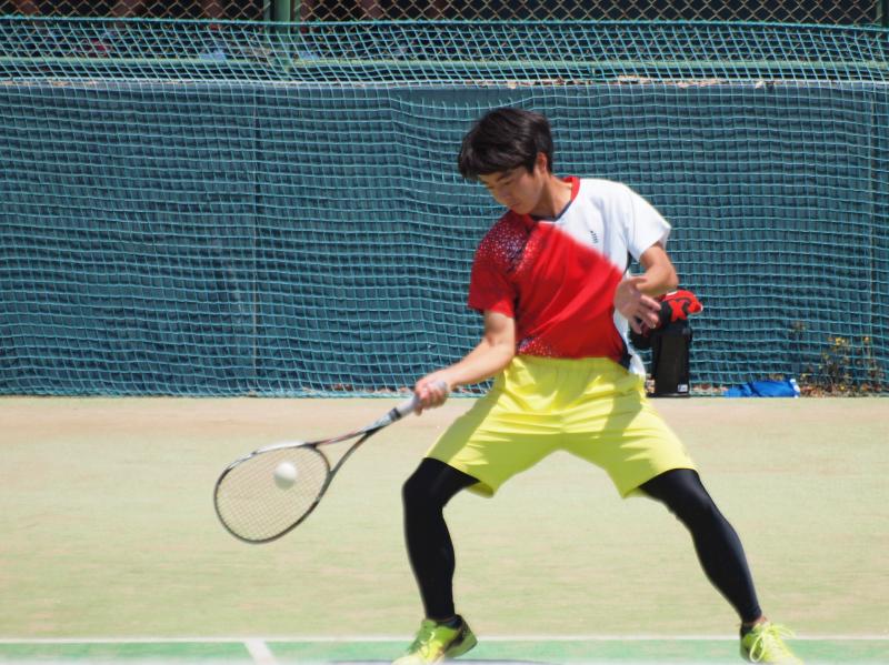 力強いフォアハンドストローク