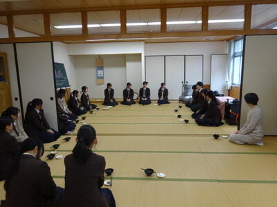 輪になっておぜんざいを食べながら