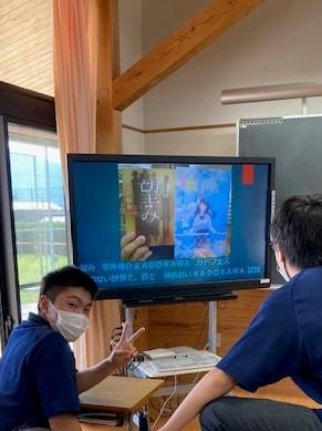 教室で流れている「動画新刊案内」は ２年生のＭ・Ａさんが作成しています。 すき間時間を利用して、あっという間に 仕上げるパワポ職人です。