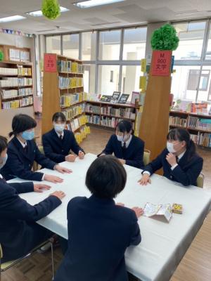 毎週水曜日、図書館でカードゲーム大会開催。ルールは、違う学年、 部活、性別、クラスの人の混合であること。&uarr;第1回　４／２１の様子。