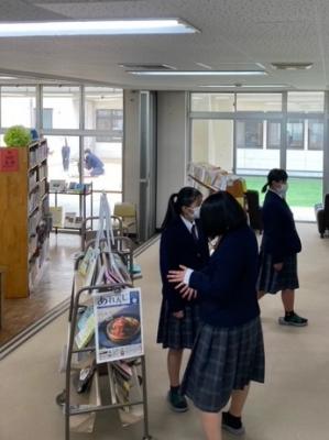 本棚のレイアウトが新しくなりました。予約や、リクエスト、レファレンスなど、もう体験してみましたか？ 色々な図書館機能をどんどん利用して、使いこなしてください。気に なる本がある時は、どんどん司書にたずねてくださいね。