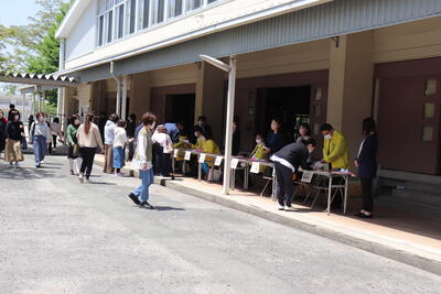 体育館前、受付