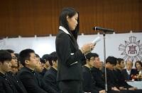 答辞を読む浦田さん