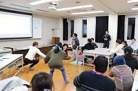 解答権を得るため旗を取り合っています