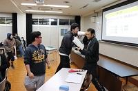 他の人には聞こえないように！