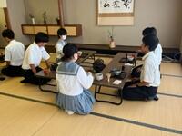 お客様に茶の入れ方を説明しています