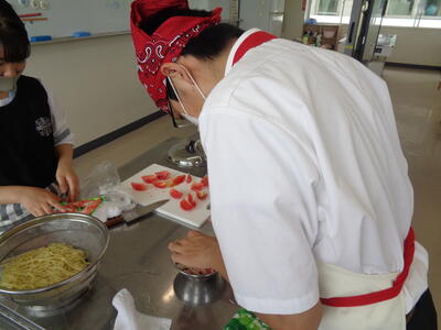 期末考査最終日トマト冷麺、フルーツポンチを作りました