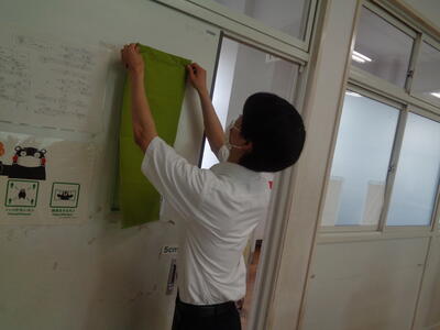 家庭クラブ活動の一環。教室のドア窓に更衣の際の目隠しカーテンを手作りしました。