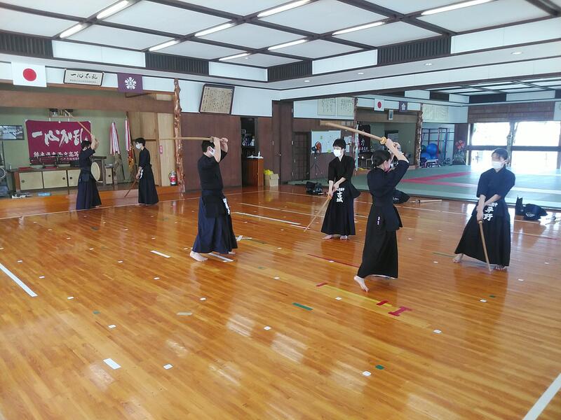 ８月29日の昇段審査に向けて、剣道形の稽古に励んでいます。