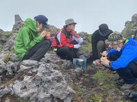 高岳山頂で昼食
