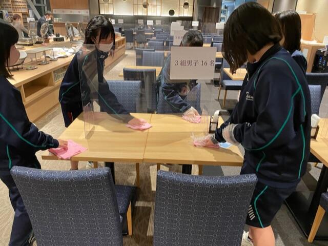 夕食後のテーブルを消毒